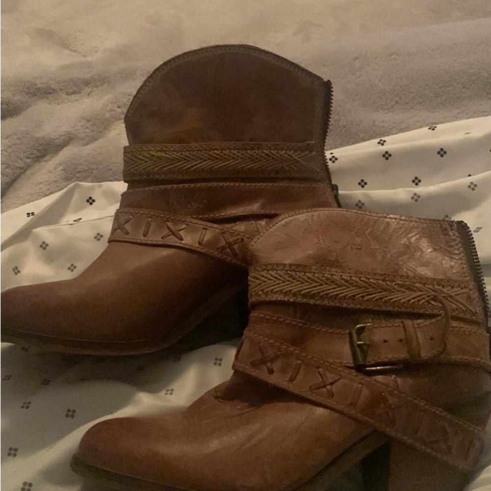 Woman’s boots tan wore a couple times
